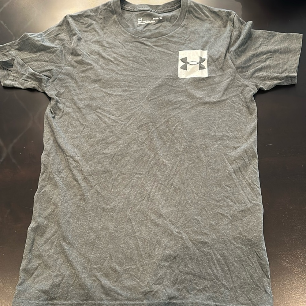 UA loose Men Sz S tshirt never worn